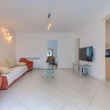 Macini - Roj465 By Interhome * Žminj