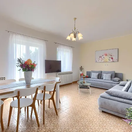 Macini - Roj465 By Interhome * Žminj
