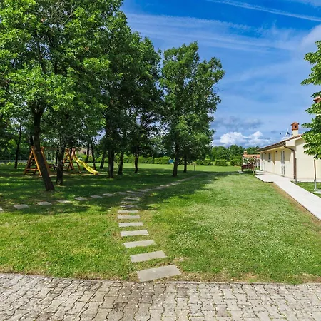 Macini - Roj465 By Interhome * Žminj