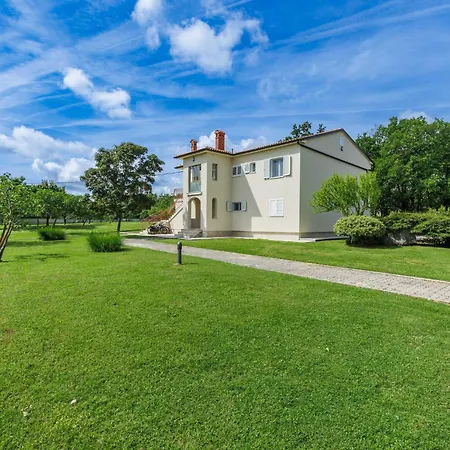Macini - Roj465 By Interhome * Žminj